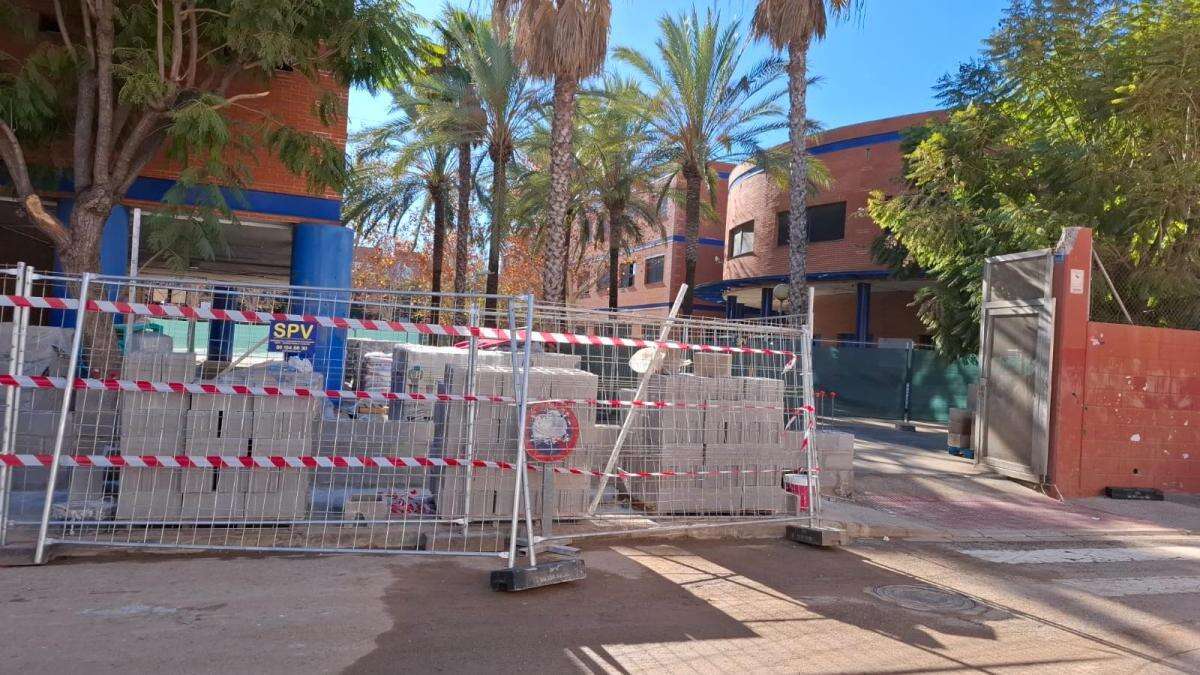 Familias y equipos directivos piden garantías de seguridad en los centros sin reabrir tras la dana