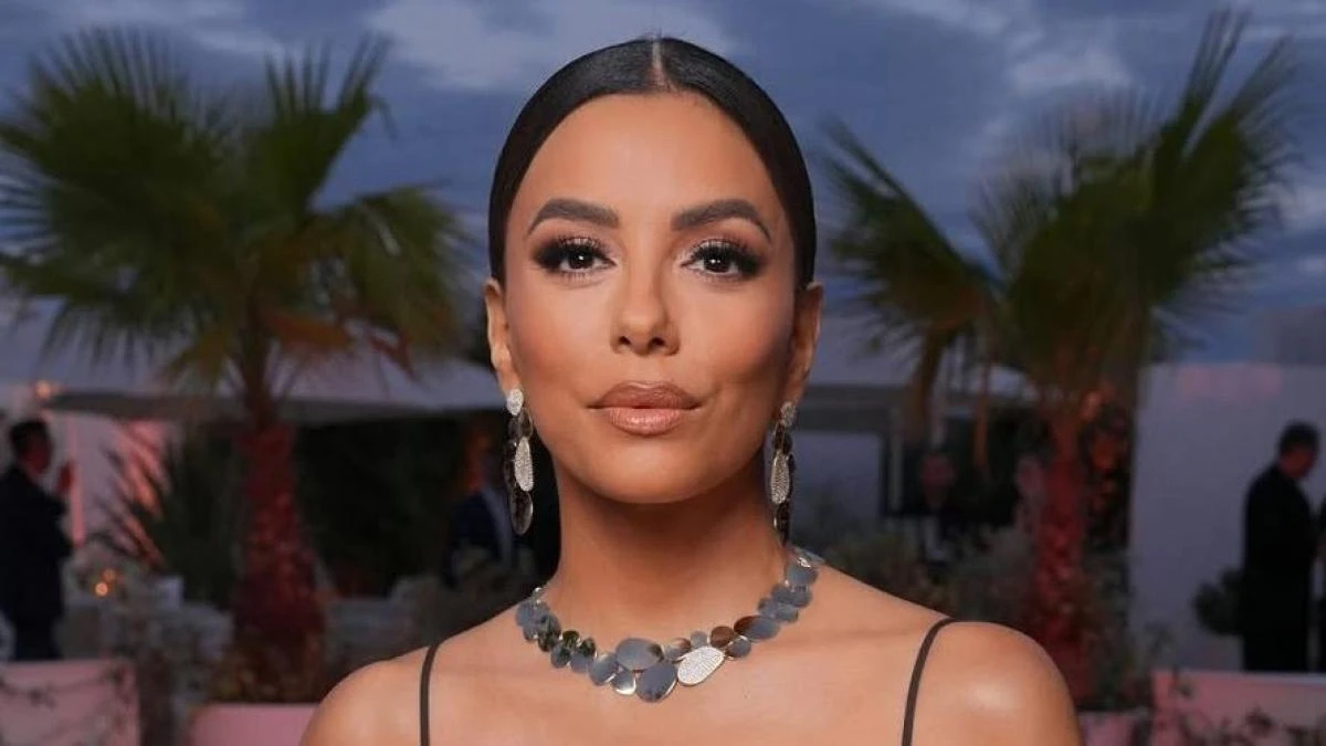 Eva Longoria, 50 años: “Uso esta herramienta de masaje facial para desinflamar mi piel y perfilar mis pómulos; tienes que llevarlo hacia las glándulas linfáticas para mover todo el líquido”
