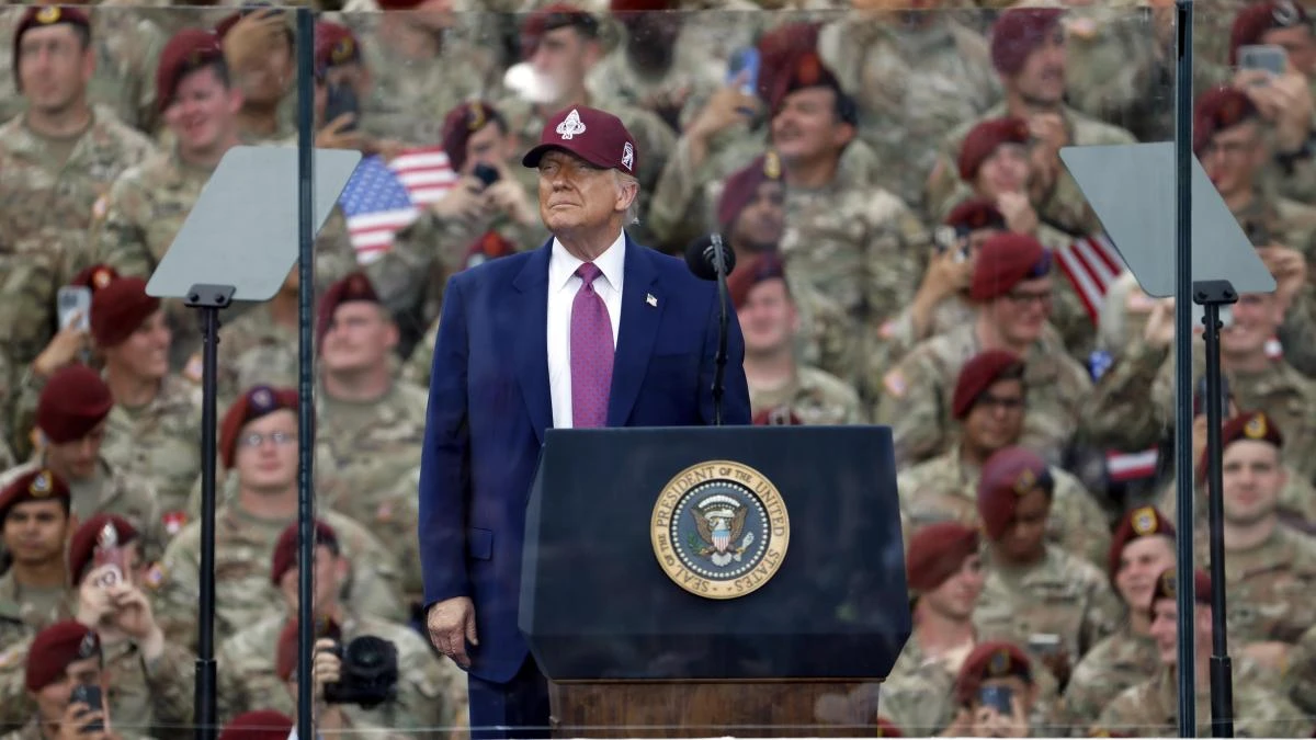 Trump presume de politizar al ejército en un mitin desde la principal base militar de EE.UU.