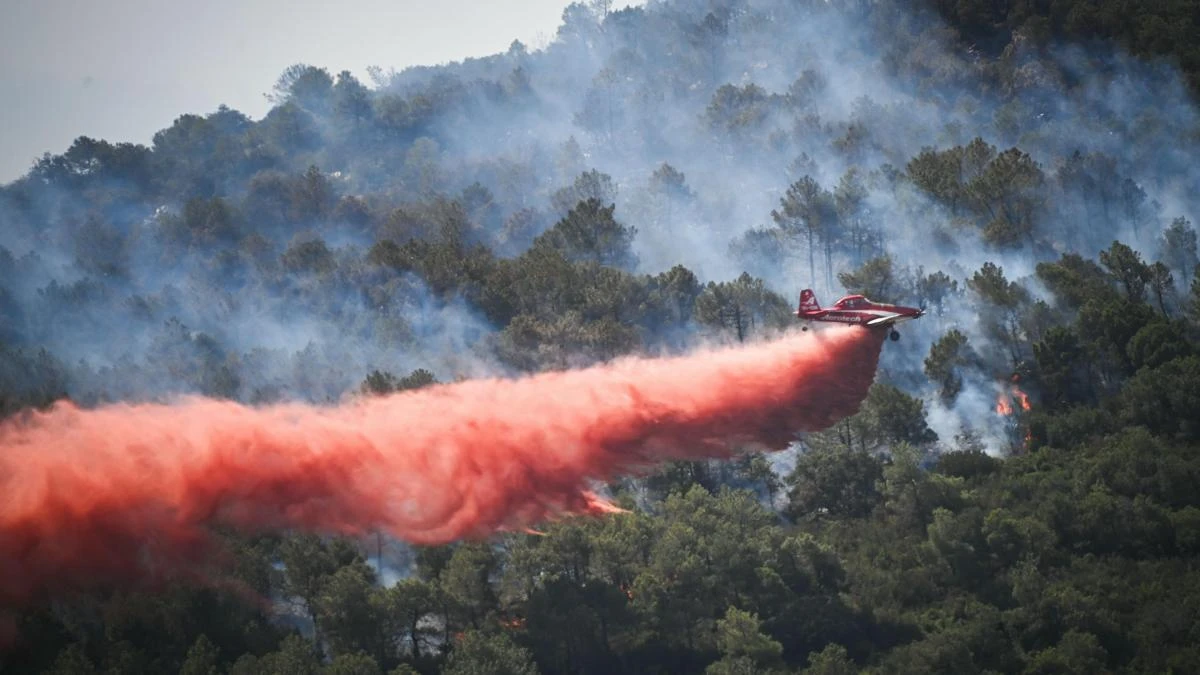 Un incendio incontrolado cerca de Narbona ocupa a mil bomberos y quema ya más de 2.000 hectáreas