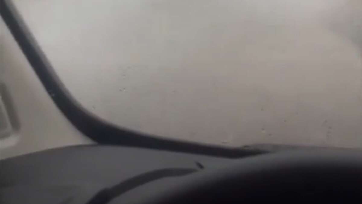 Las imágenes del dramático momento en el que una mujer sobrevive en su coche a un tornado en Florida