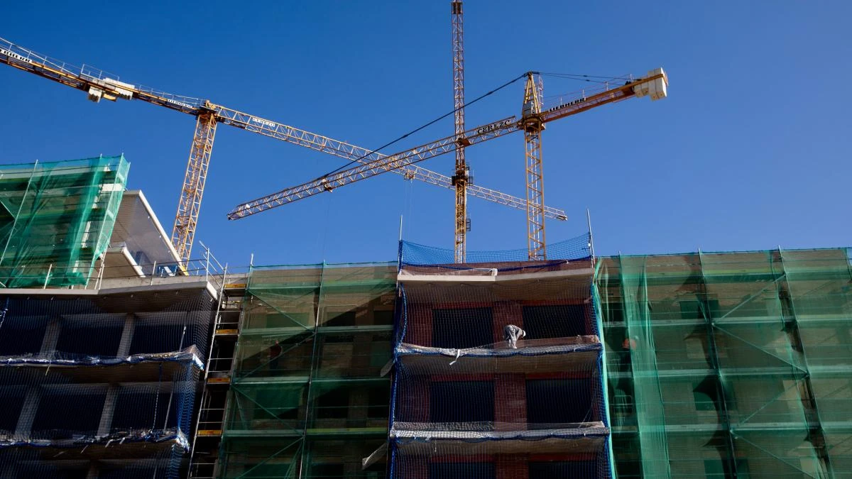 La compraventa de vivienda cerró 2024 en máximos desde la burbuja y los precios ya rozan los 2.000 euros/m² de media