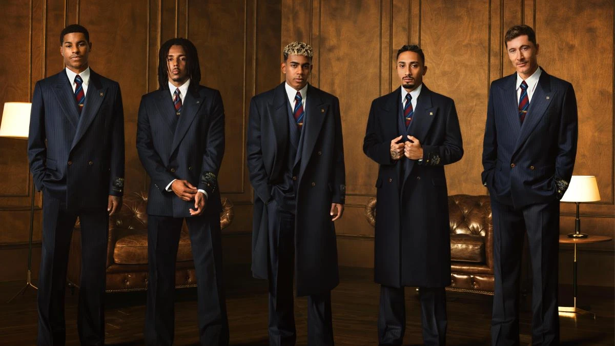 Los jugadores del Barça muestran su nuevo uniforme de lujo