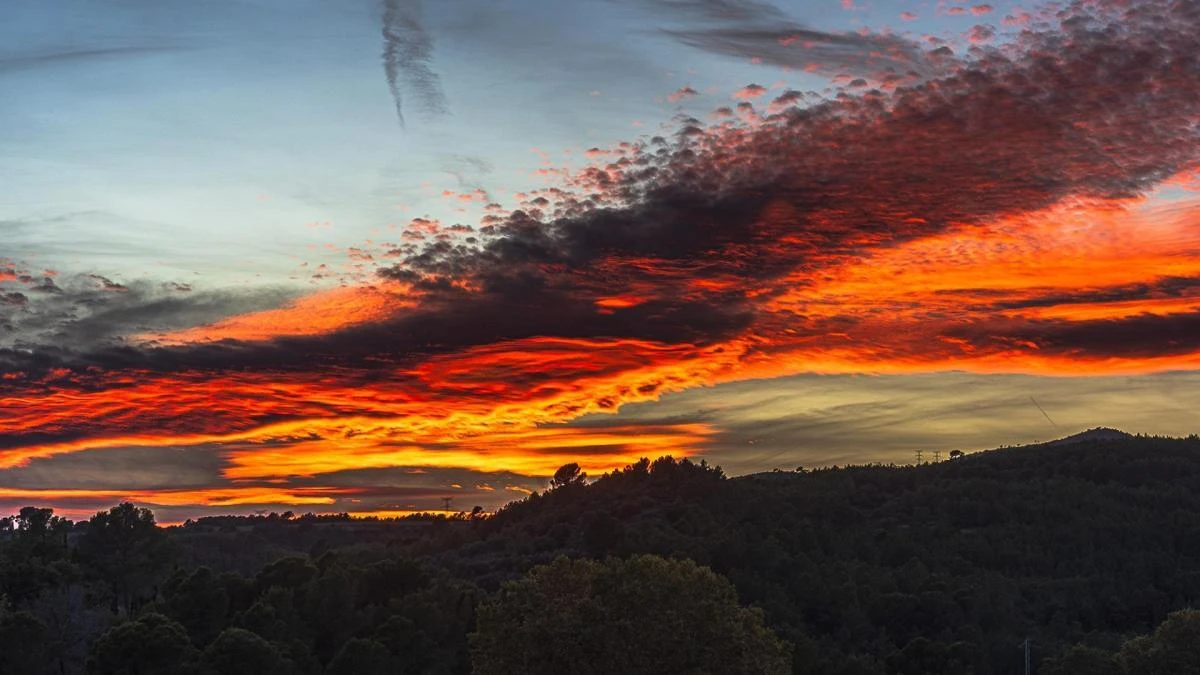 Puesta de sol bicolor en el Alt Penedès