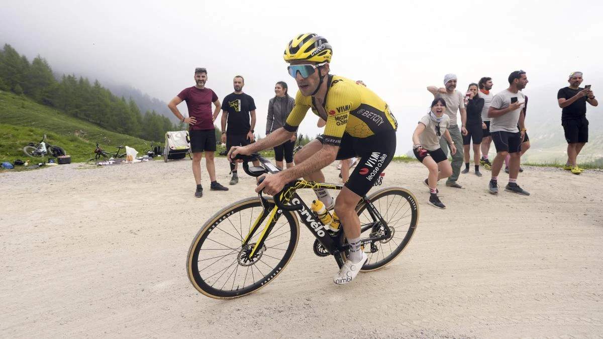 Simon Yates, un ave fénix de rosa en el Colle delle Finestre