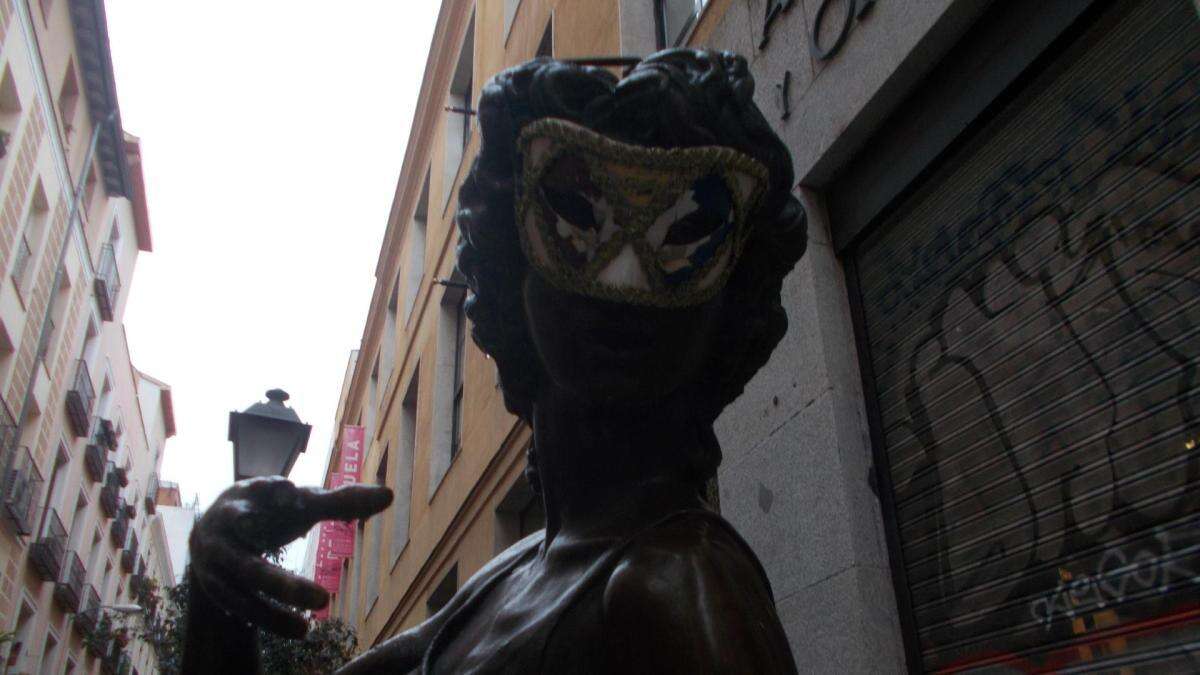 Desfile de esculturas de carnaval en Malasaña