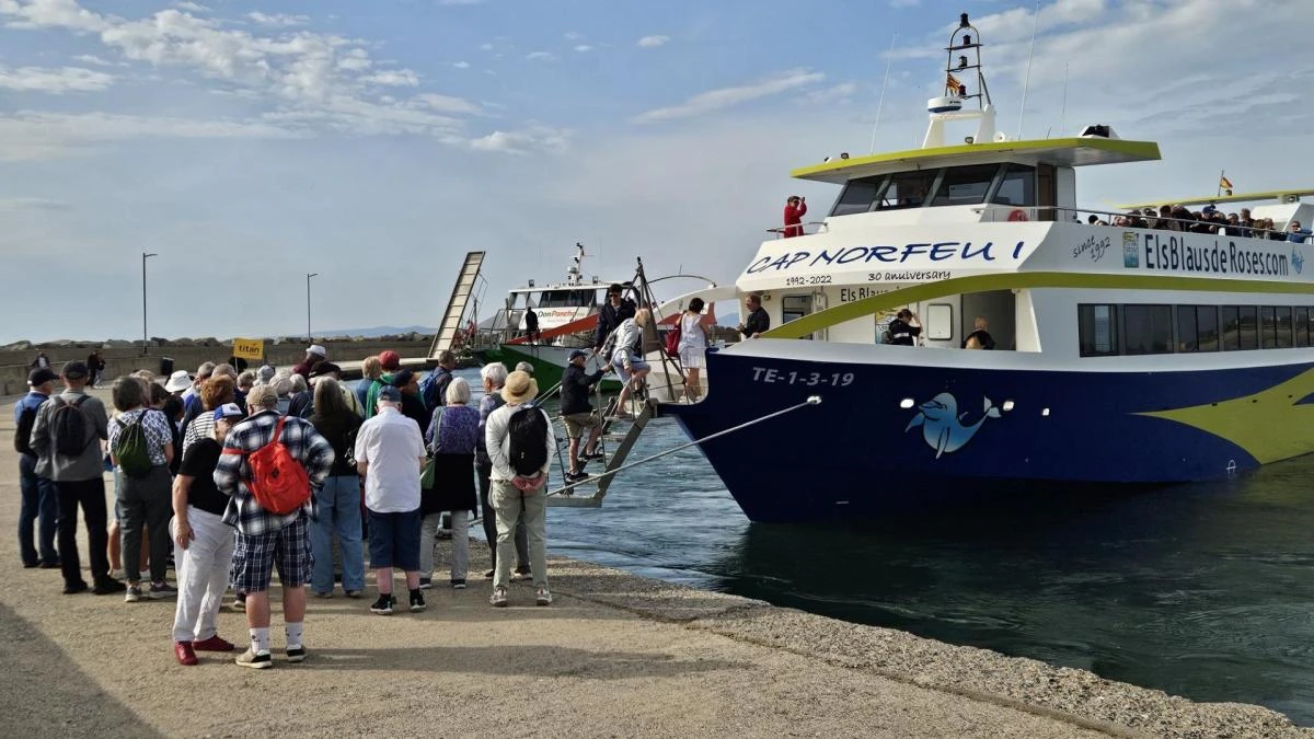 Turistas a bordo en Roses