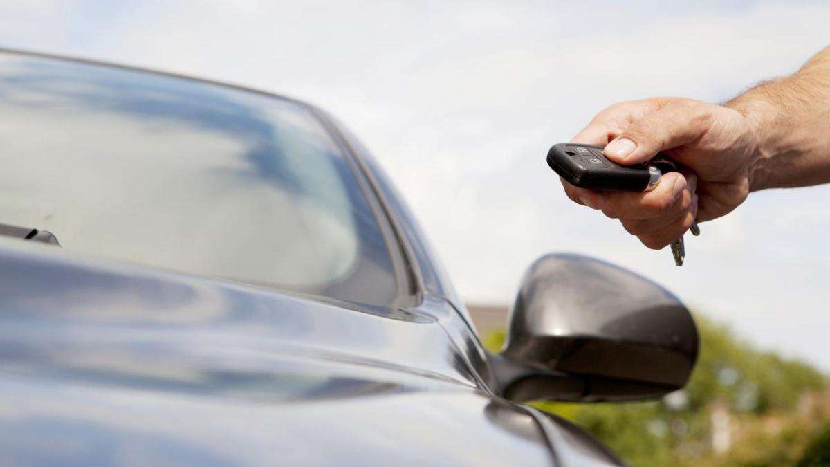 Asesina a sus sobrinos y los guarda en el maletero de su coche durante meses: la policía lo descubrió en un control