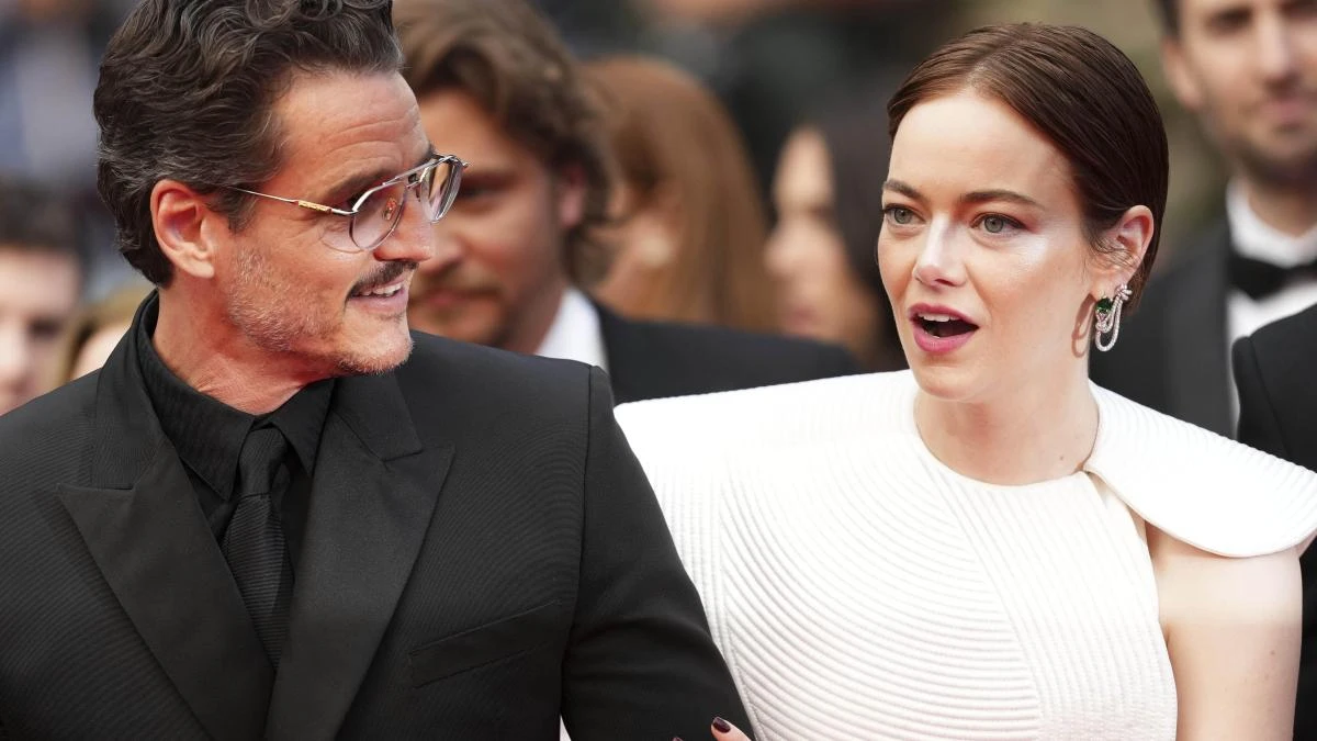 Emma Stone elogia a Pedro Pascal y broma sobre acostarse con él