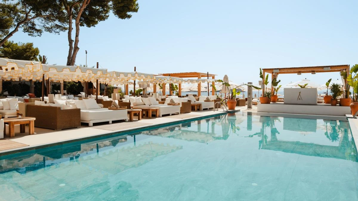 Un niño de 8 años atraviesa con suma violencia una cristalera en un hotel de Mallorca porque quería ver la piscina y sufre un corte de enorme envergadura en el abdomen: está herido grave
