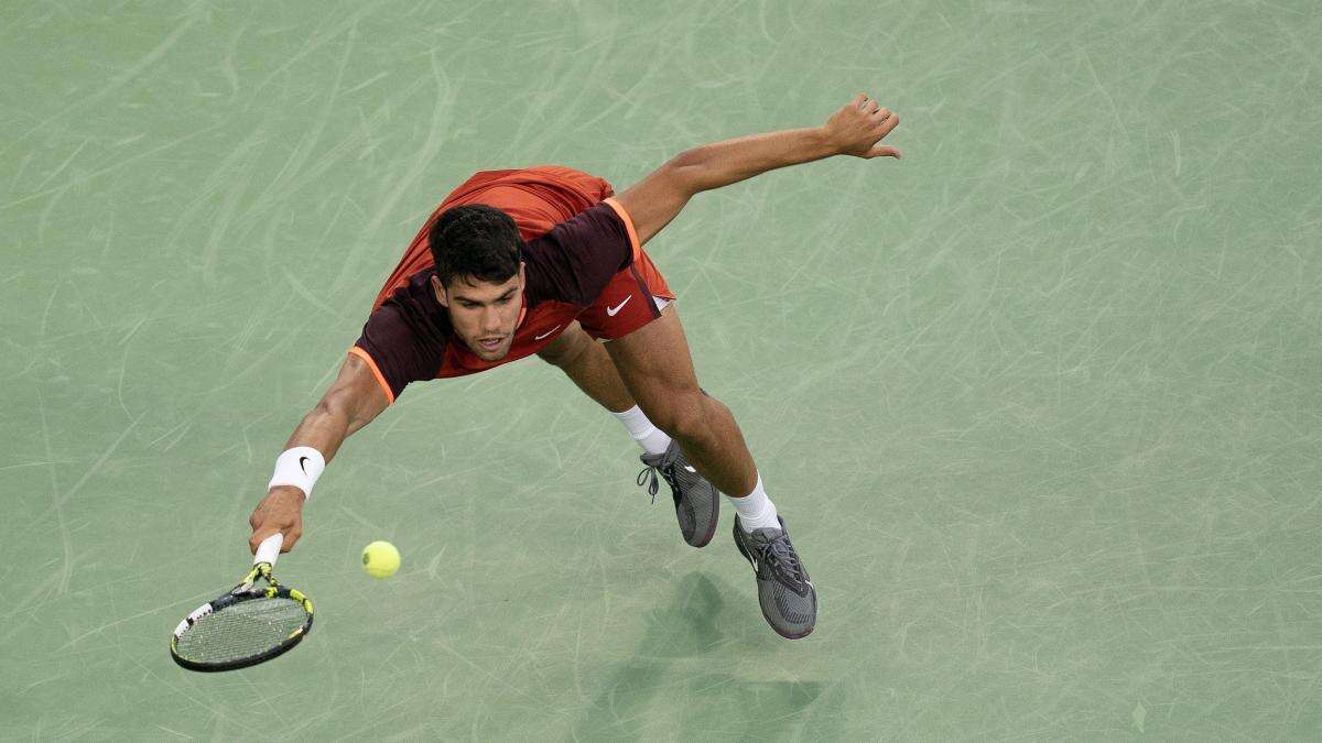 Suspendido por la lluvia en pleno 'tie break' el partido entre Alcaraz y Monfils