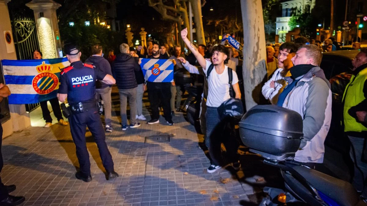 Unos 200 aficionados del Espanyol se manifiestan contra Chen Yansheng