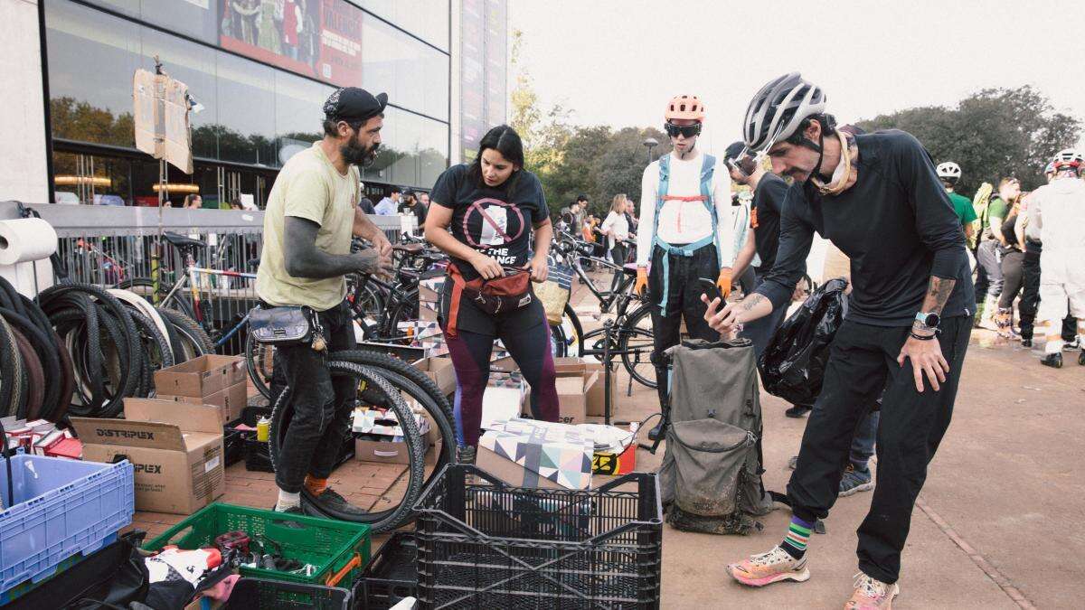 Bicicletas donadas para salir del lodo y poder moverse por la zona cero de la DANA