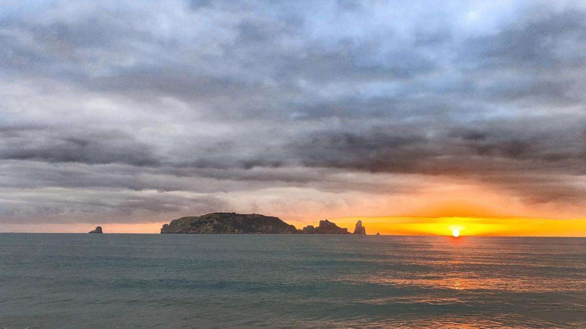 Gran sombrero de nubes en las islas Medas