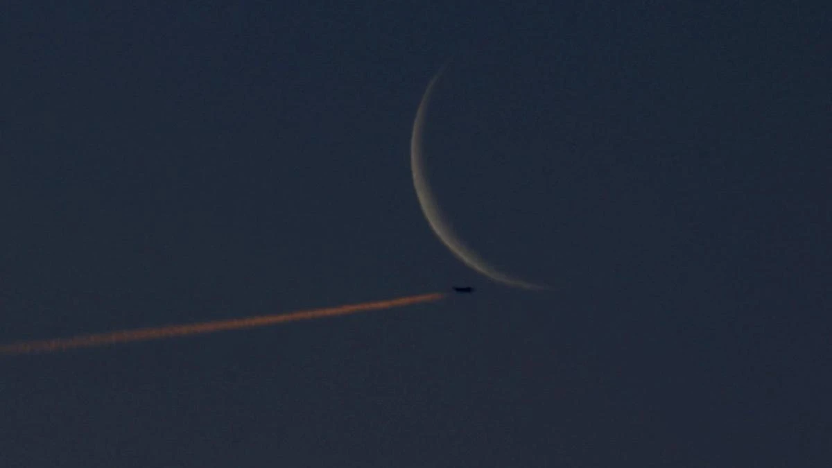 El rastro del avión junto a la luna