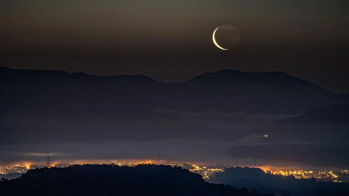 La luna se reivindica entre nieblas