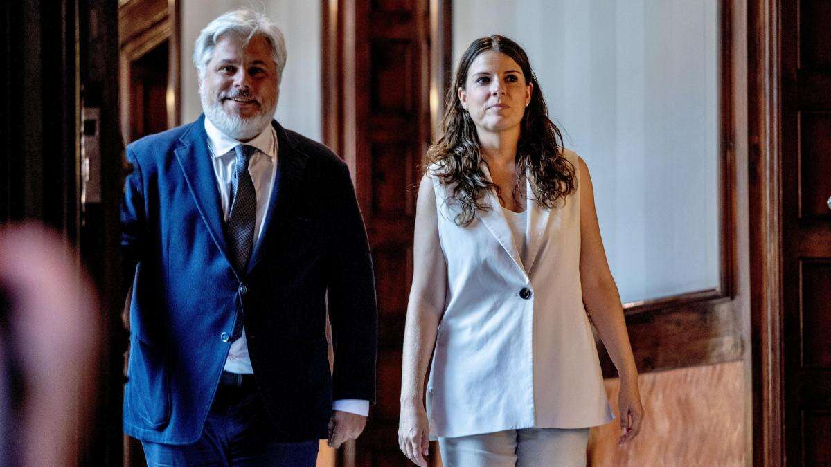 Junts registra una petición para que Illa comparezca en el Parlament y explique el nuevo Govern