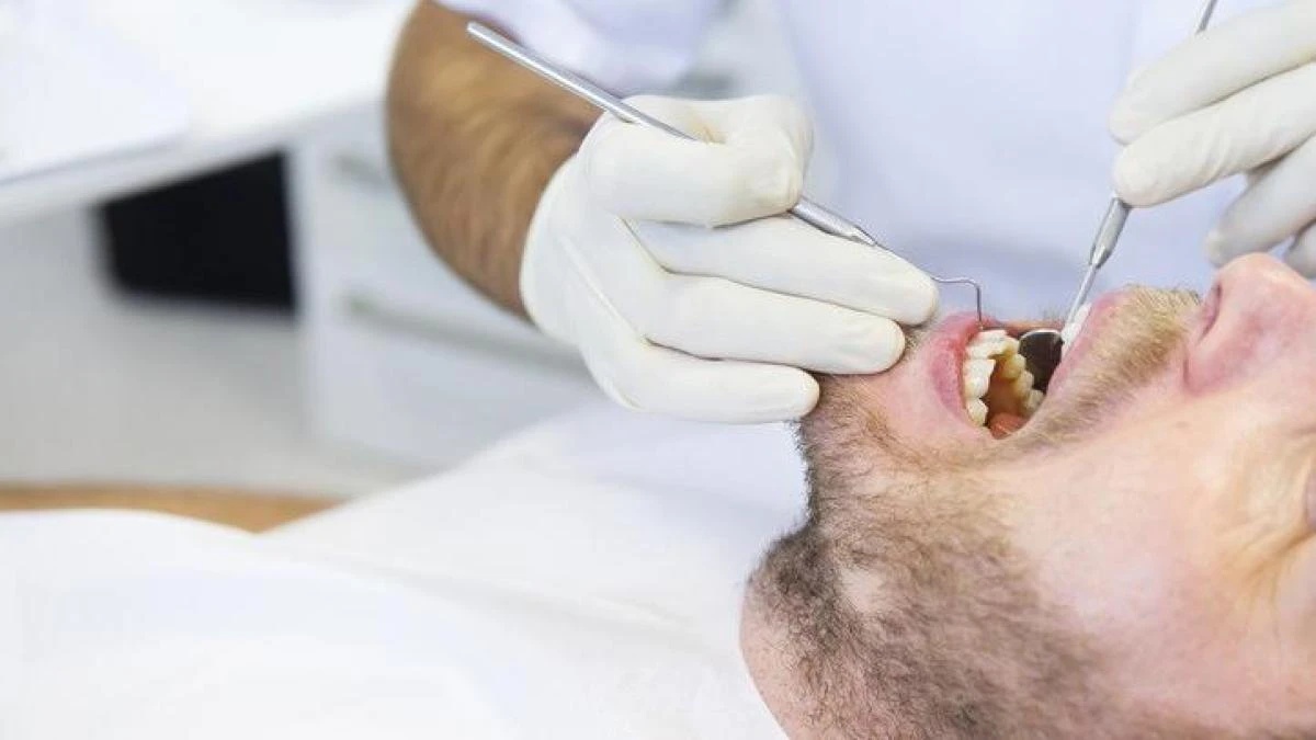 Un hombre de Alicante hace creer a una mujer de Palma que son novios y le estafa 5.000 euros con los que se arregla los dientes