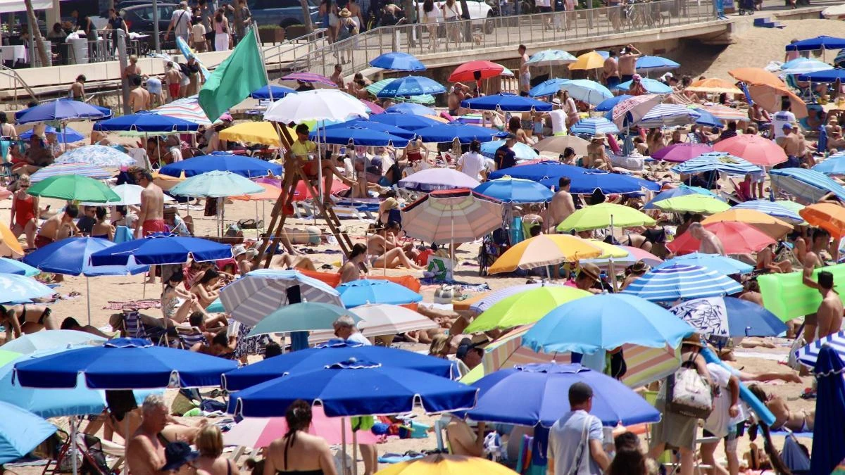 El caluroso inicio del verano abarrota las playas y no cabe ni un alfiler