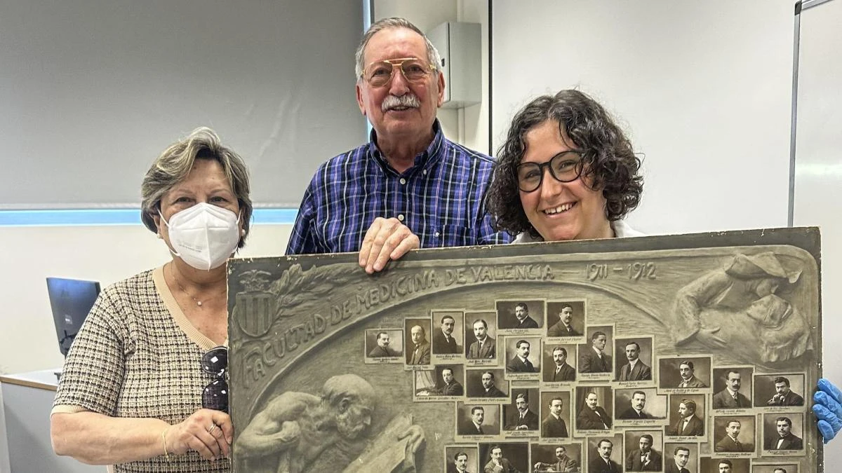 Recuperan una orla de 1911 dañada por la dana y se la devuelven a su propietario de 72 años