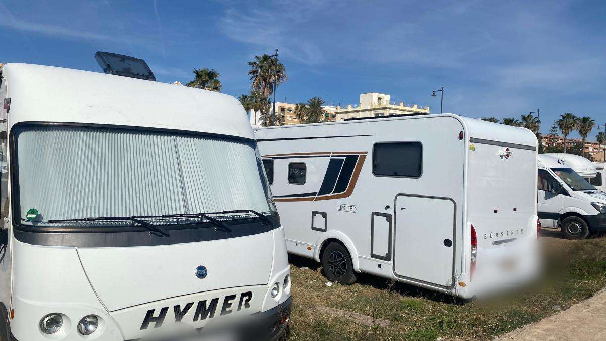 El boca a boca de los caravanistas consolida solares como aparcamientos en València