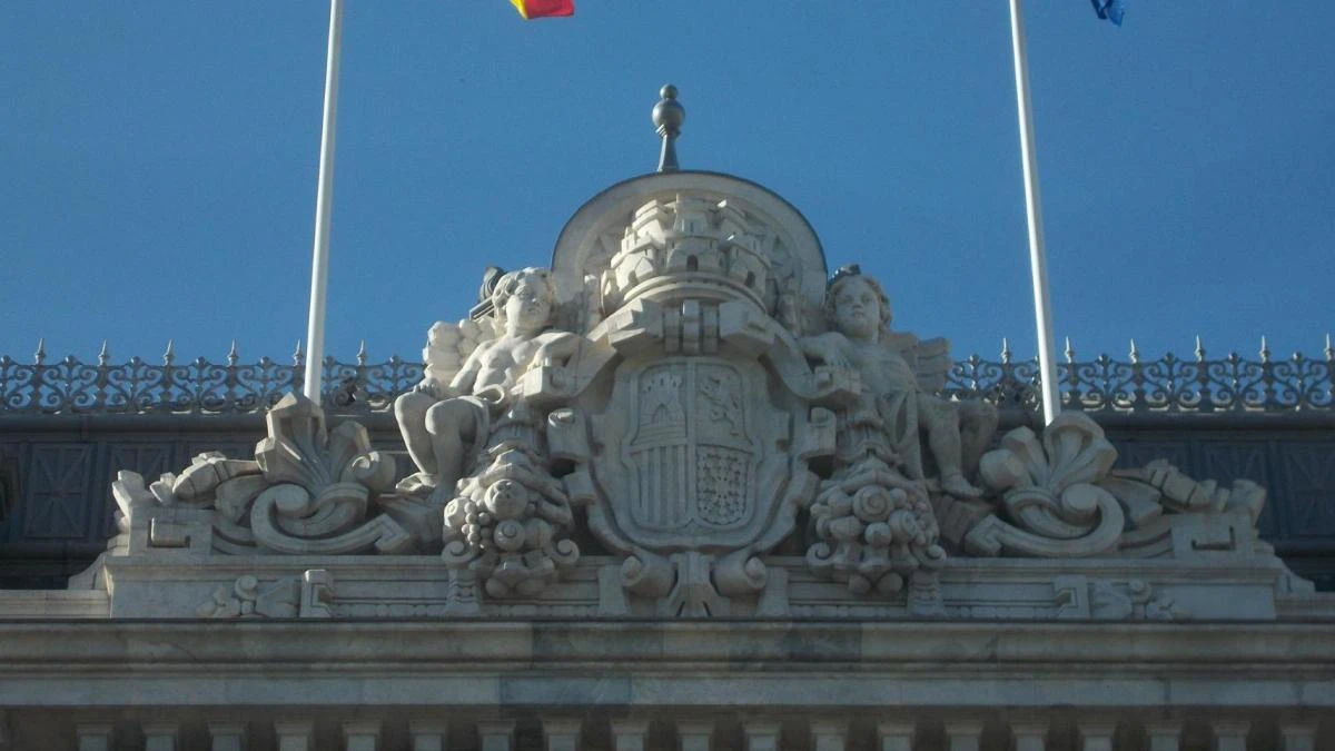 ¿Qué edificio público de Madrid conserva el escudo republicano?