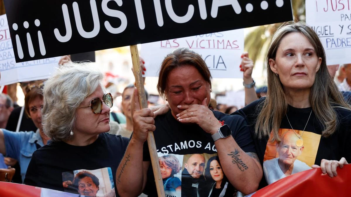 Las víctimas esperarán a que PP y Vox las llamen a las Corts para decidir si se reúnen con Mazón