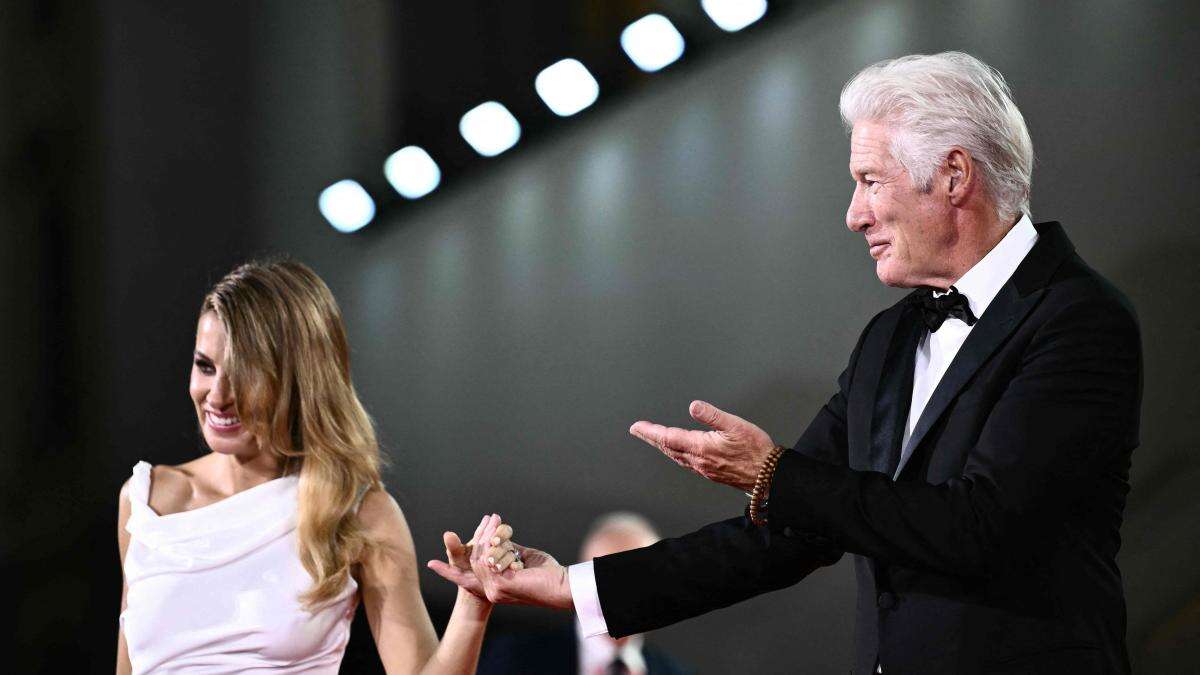 El comentado gesto de Richard Gere a su mujer Alejandra Silva en la alfombra roja de Venecia