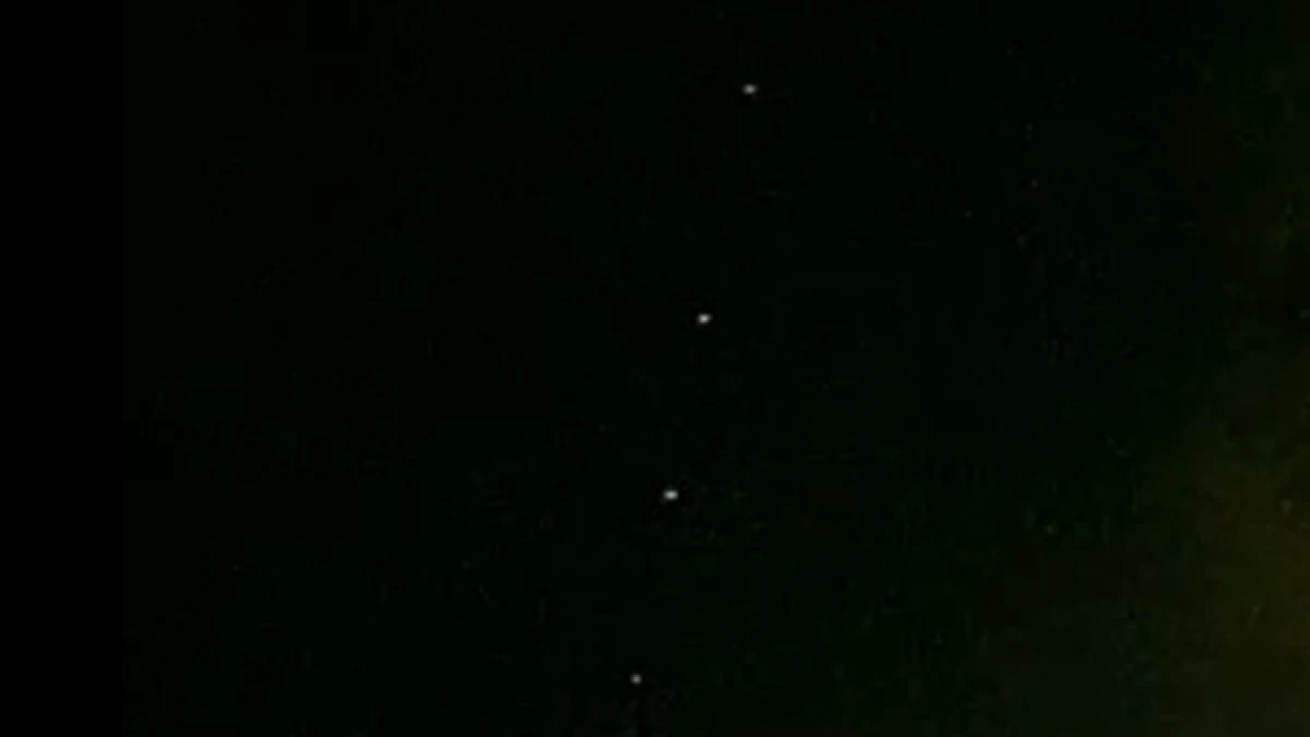 La reacción de unas chicas al divisar el 'tren de satélites' Starlink en Ávila