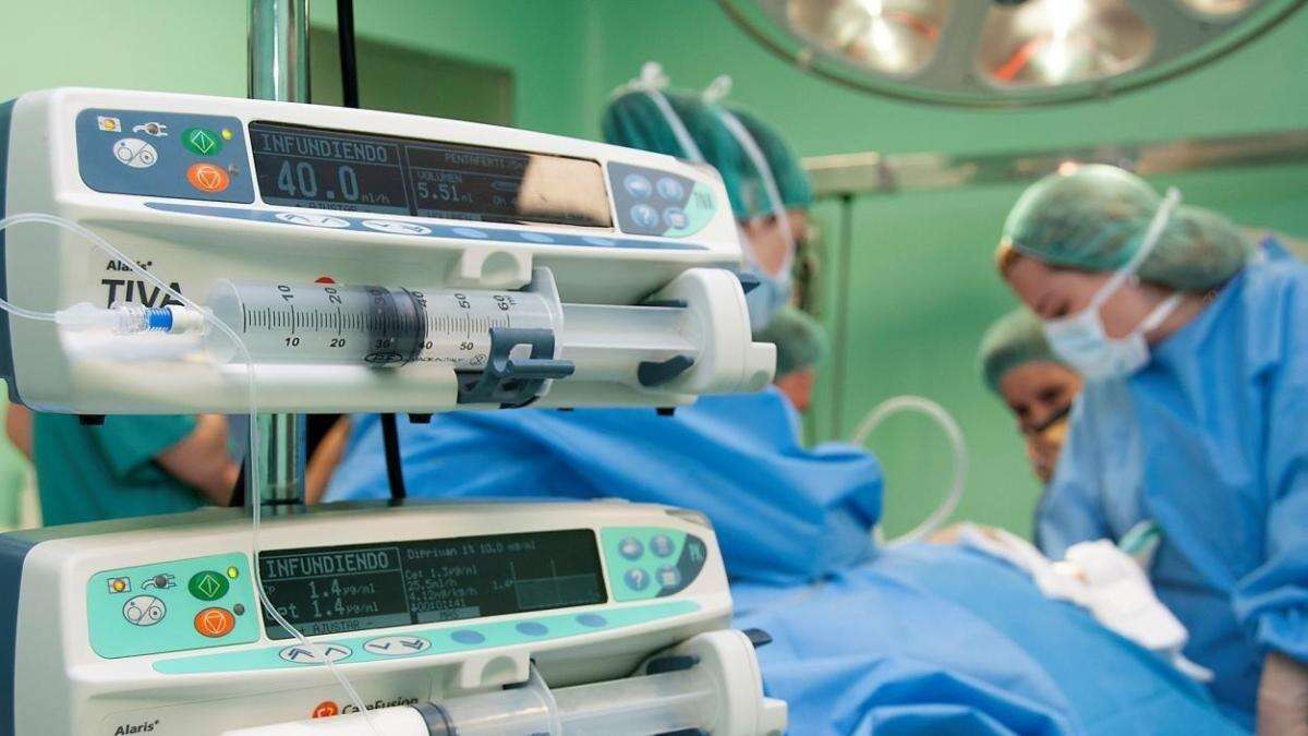 Un hospital de Málaga, obligado a indemnizar a un paciente con 173.600 euros porque se operó de la vista para no usar gafas y perdió visión