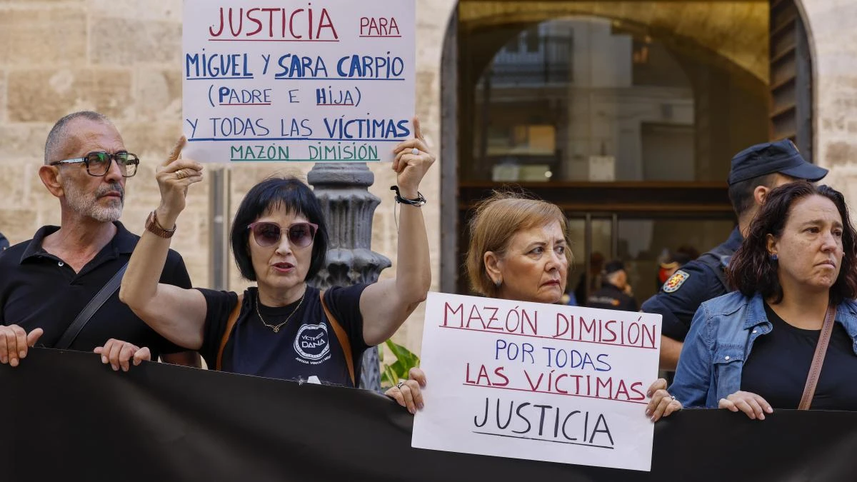 Las víctimas abandonan las Corts al hablar Mazón de ellas y la oposición secunda el plante