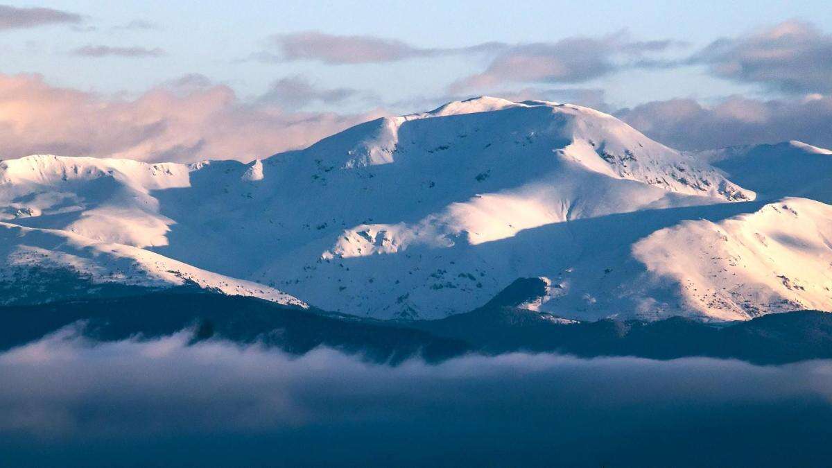 El Puigmal nevado entre nubes y nieblas