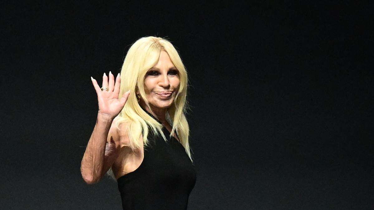 Donatella Versace deja la dirección creativa de la firma y anuncia su nuevo sucesor