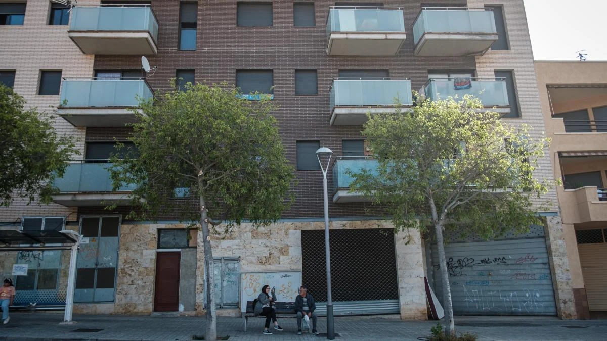 Illa anuncia un acuerdo para gestionar 13.000 viviendas y 300 solares de la Sareb en Catalunya