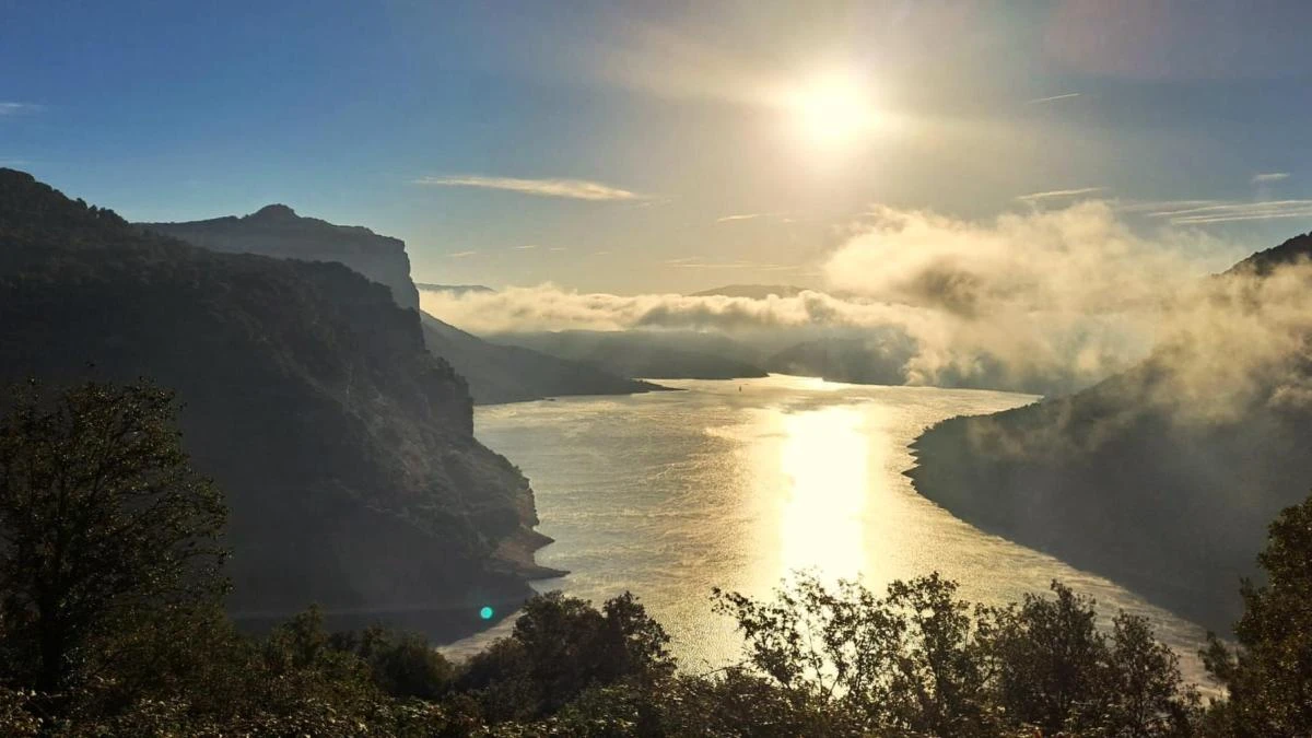 El pantano de Sau recupera su encanto otoñal