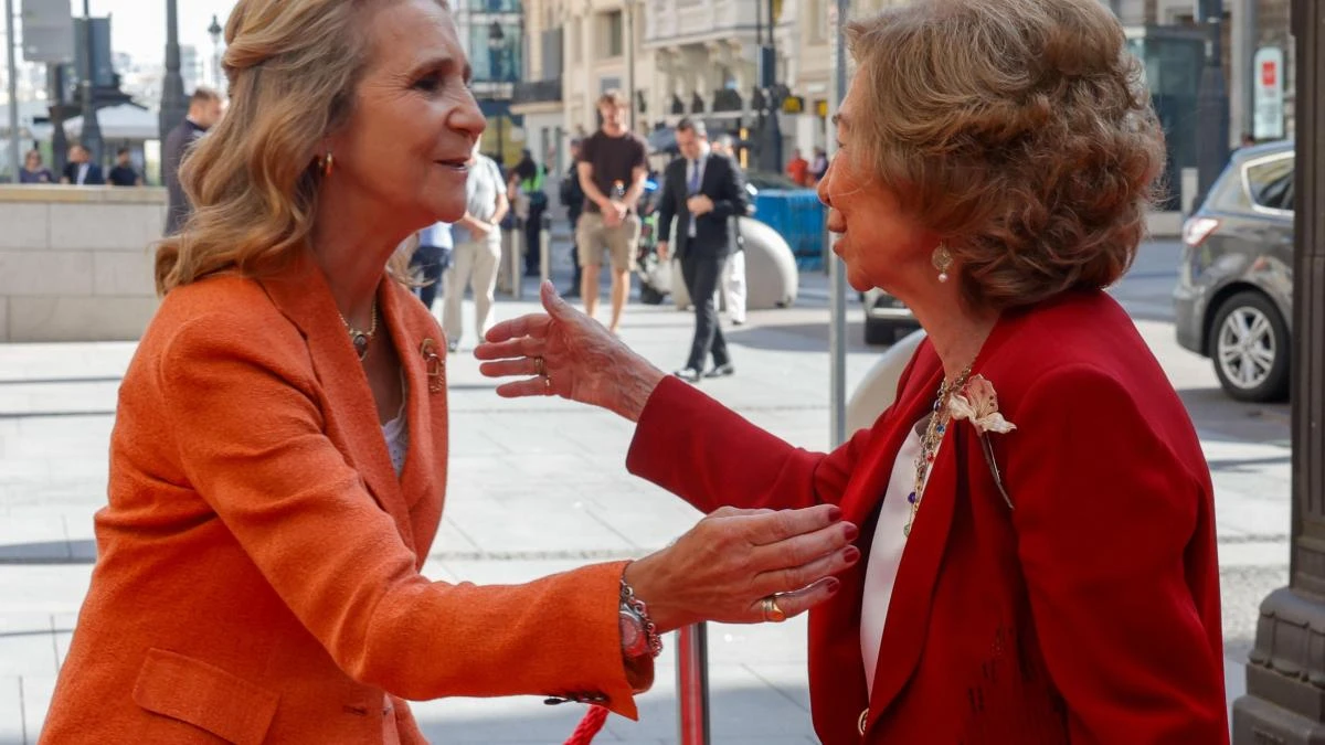 La reina Sofía arropa a su hija Elena en unos premios solidarios