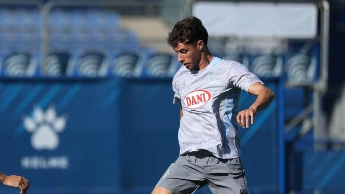 Puado sufre un esguince de rodilla y abandona el entrenamiento con muletas