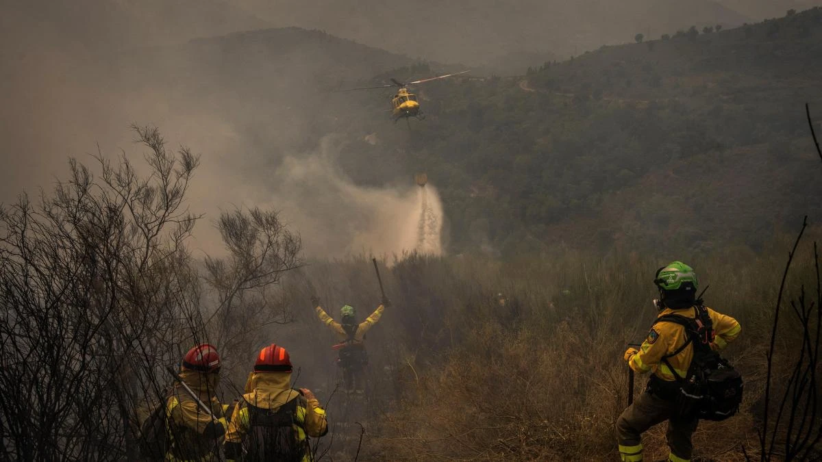Cuatro bomberos sufren quemaduras en Galicia, uno de ellos de carácter grave