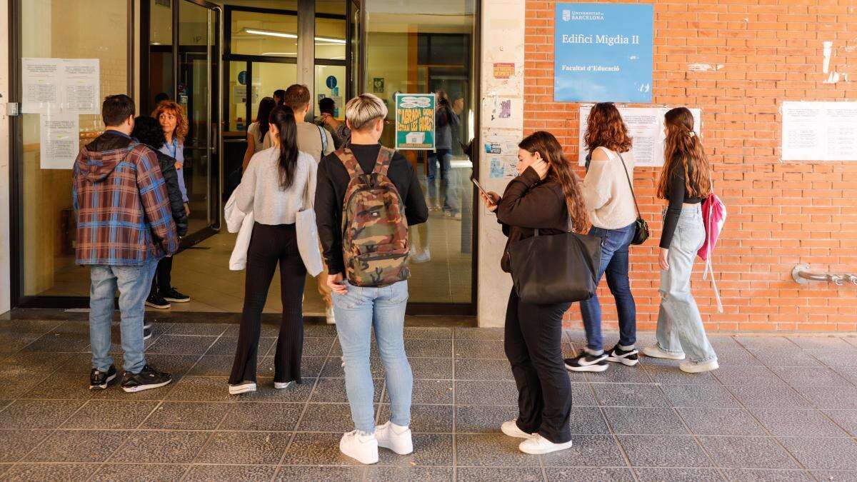 Ciències en perill reitera a la consellera que se pierden horas con la fusión de materias en bachillerato