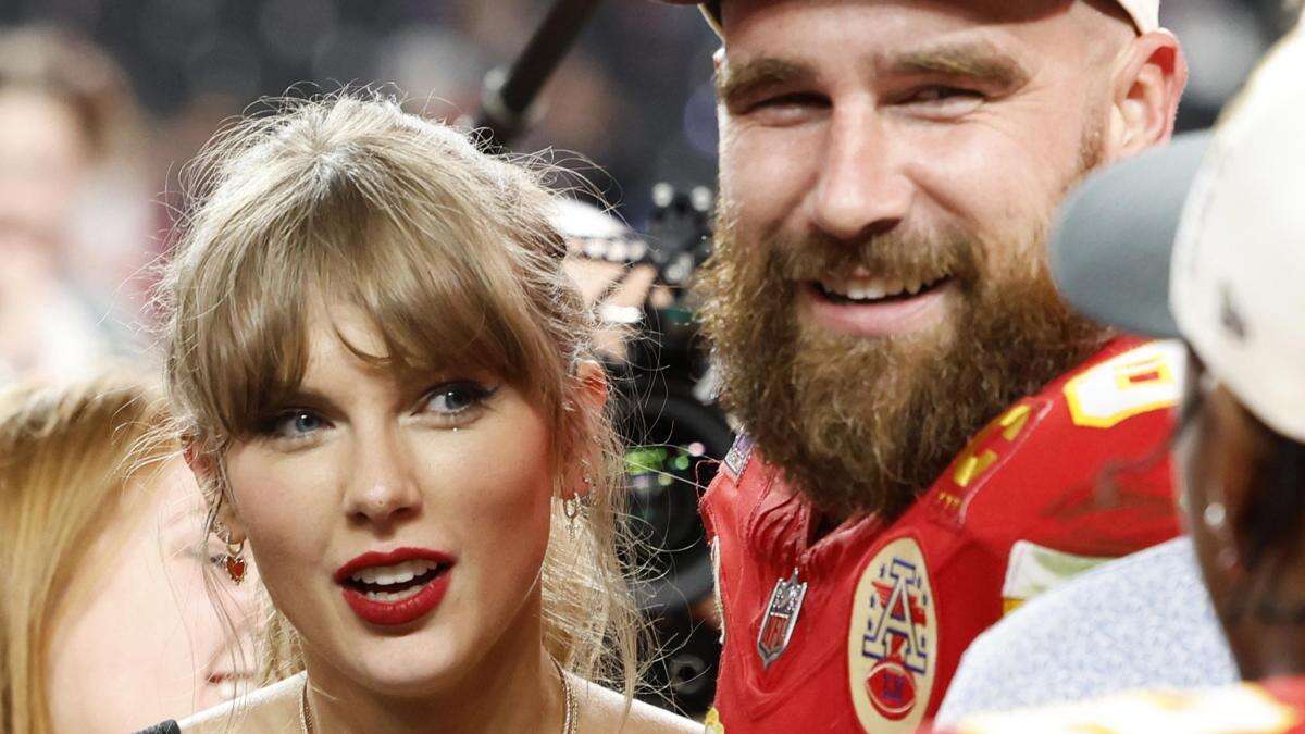 Jason Kelce se sincera sobre el “loco” nivel de fama de su hermano, Travis Kelce, y Taylor Swift