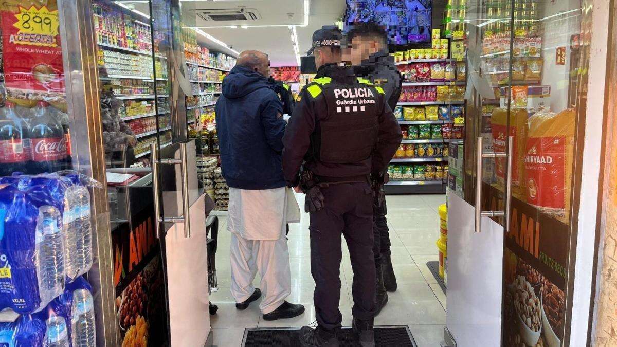 Operativo policial contra seis supermercados Awami en el barrio Artigues de Badalona