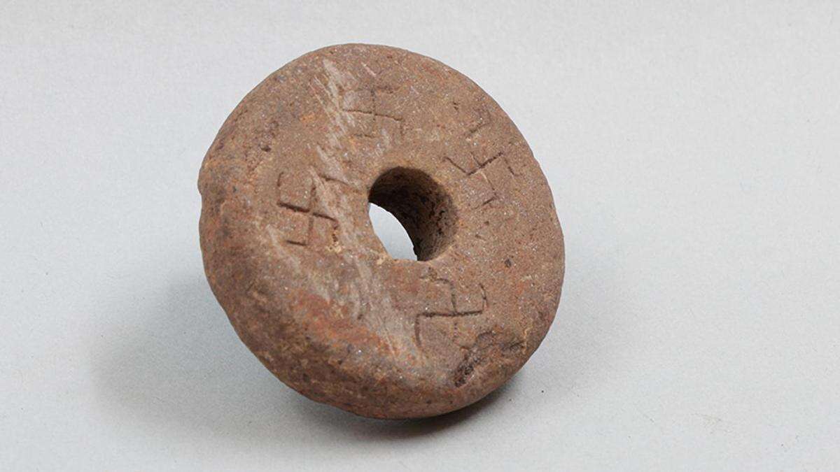 El torno de hilar medieval descubierto en Noruega y decorado con múltiples esvásticas