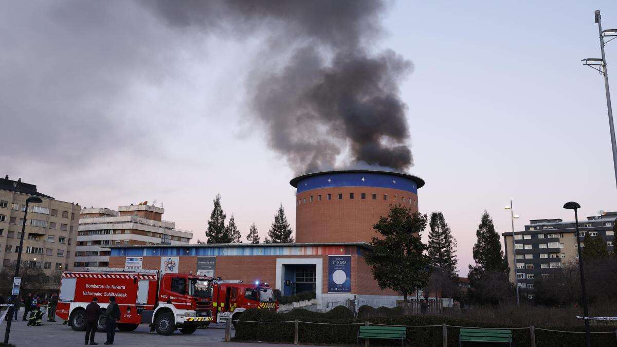 Un espectacular incendio en el Planetario de Pamplona causa graves daños, aunque no víctimas