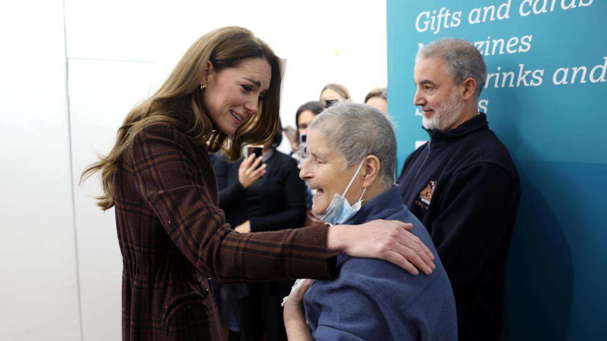 Una emocionada Kate Middleton retoma su agenda en solitario visitando el hospital donde se trató el cáncer