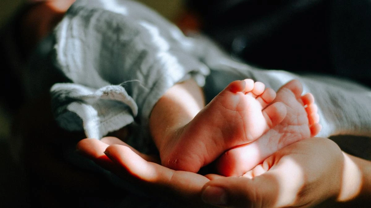 Muere un bebé tras desangrarse por una circuncisión clandestina encargada por sus padres en Roquetas de Mar