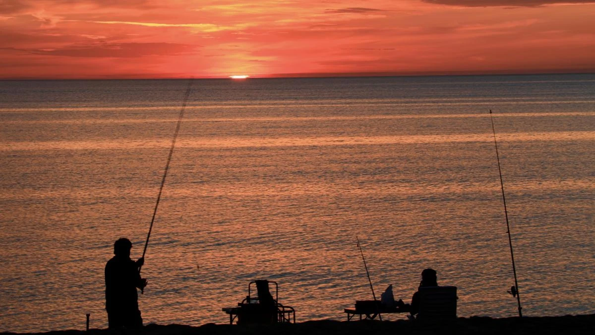 El pescador del sol en la playa de Pals
