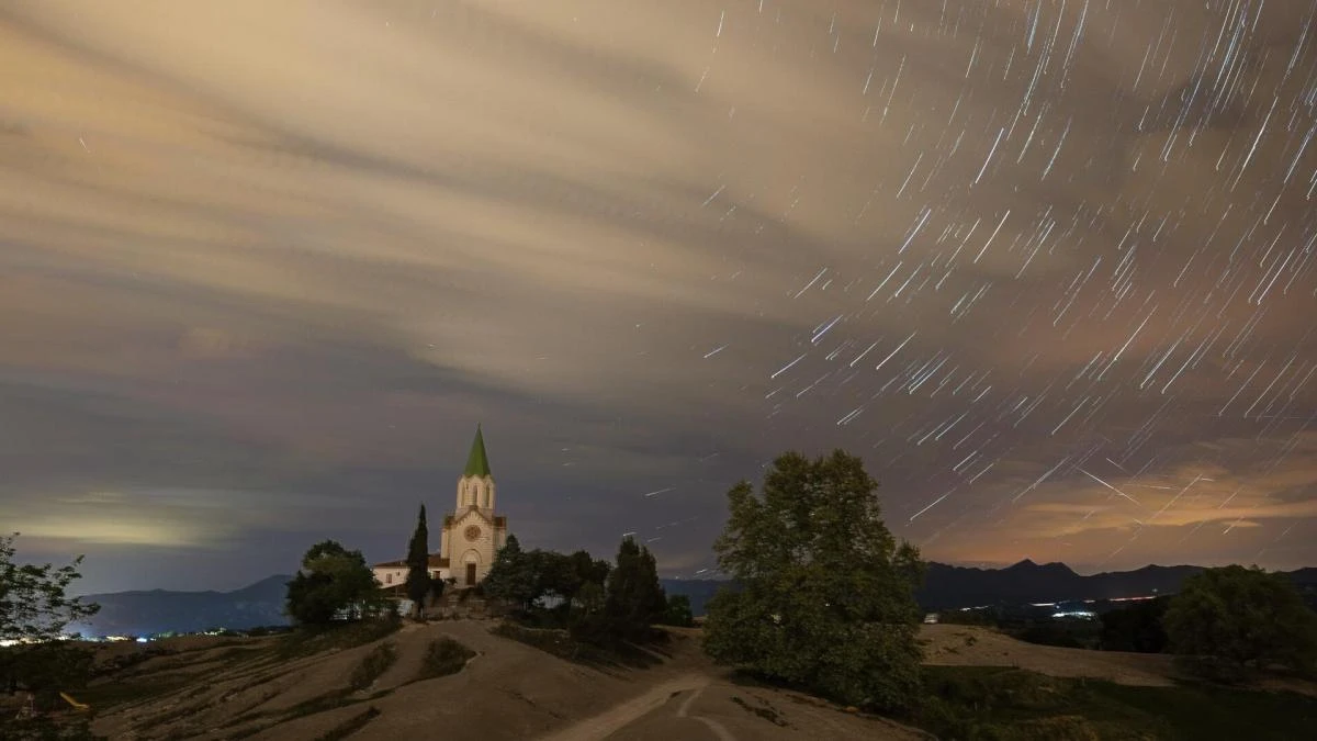 Noche de lluvia de estrellas fugaces líridas
