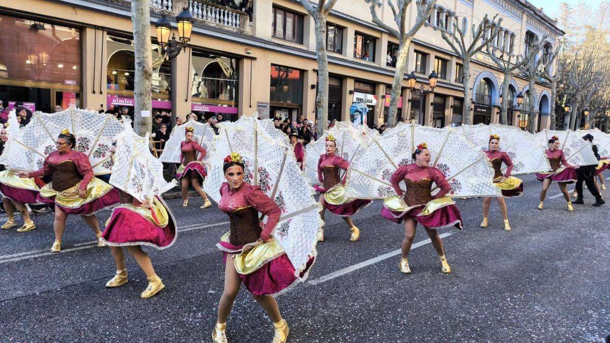 El Carnaval de Olot brilla en la tregua de lluvia