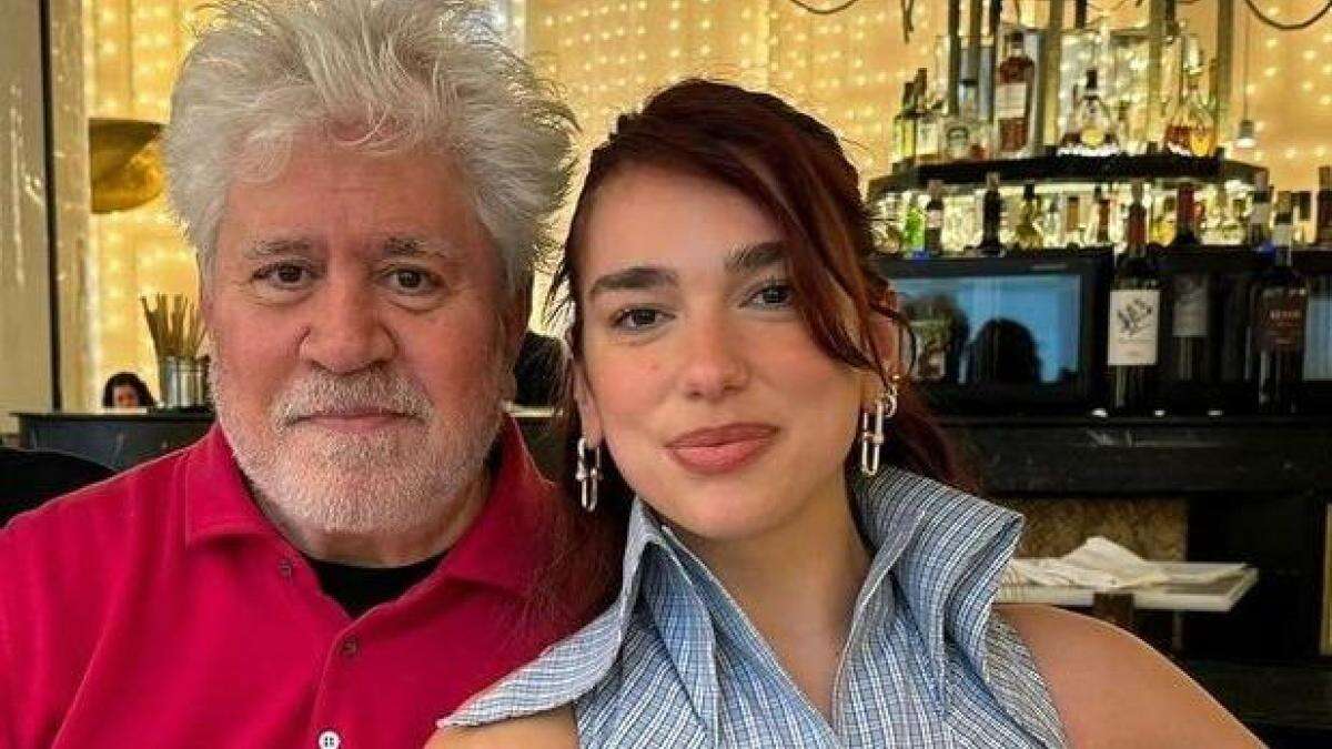 Las señales que apuntan a que Dua Lipa podría ser una nueva 'chica Almodóvar'