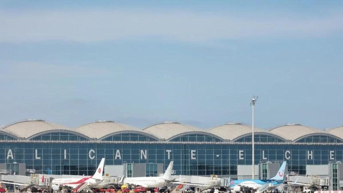 Un dron paraliza durante una hora el aeropuerto de Alicante-Elche